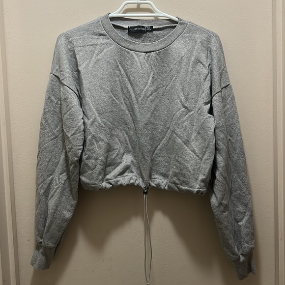 PrettyLittleThing cropped grey crewneck - Picture 2 of 2